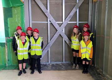 Hanslope School pupils at steel signing with R G Carter and Milton Keynes Council